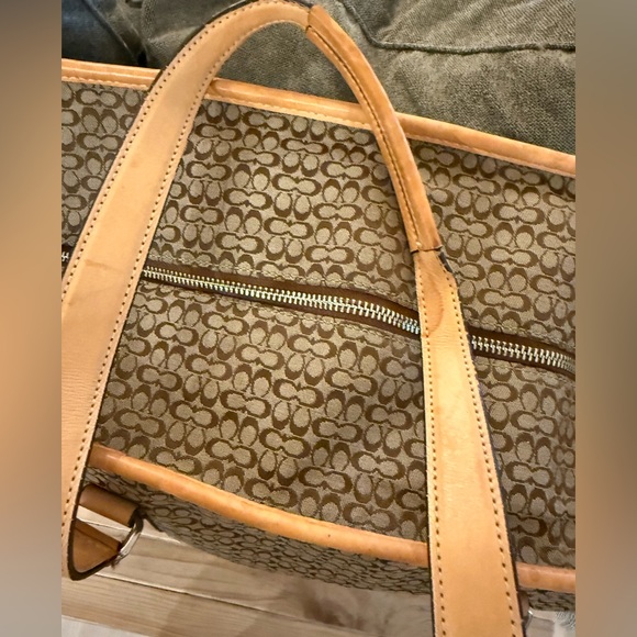 Coach duffle with zipper and interior pockets. - Picture 4 of 12